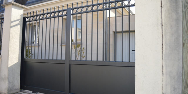 Portail aluminium style traditionnel, ouverture coulissante. Modèle MYOSOTIS